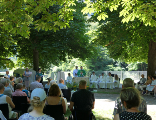 Gottesdienst unter den Bäumen